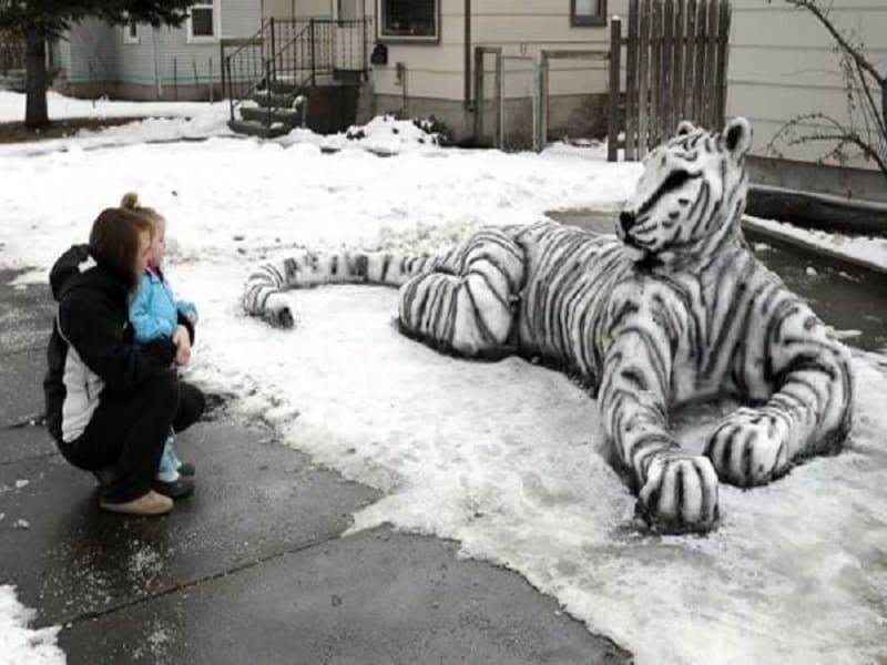 10 Amazing And Funny Snow Sculptures Made In People's Yards