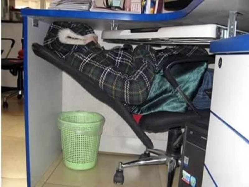 10 Hilarious Pictures Of People Sleeping On The Job Page 2 5 Desk Jobs Can Be One Of The Worst In World You Hardly Get A Change Scenery And Most Your Co Workers Are Extremely Annoying