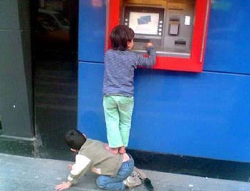 10-strange-situations-involving-people-visiting-an-atm-1.jpg