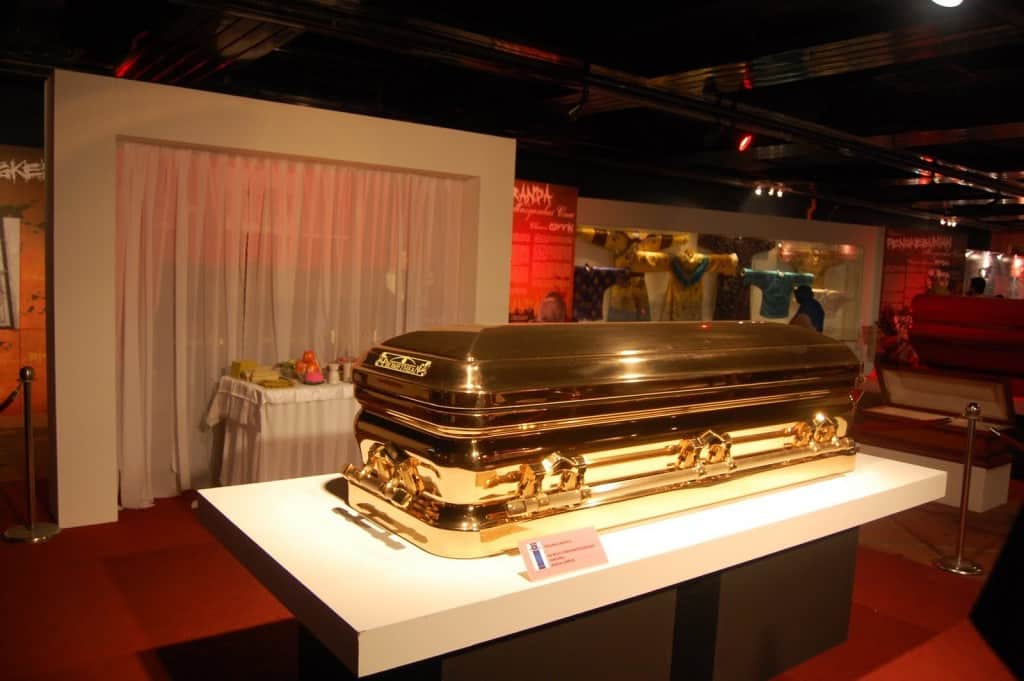 10 Wacky Coffins That People Have Been Buried In - Page 3 of 5