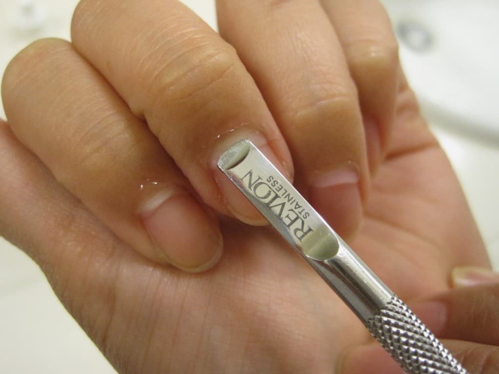 Маникюр с кутикулой. Что значит кутикулы. Структура кутикулы. Строение ногтя схема с описанием. Ногти с налипшей кутикулой.